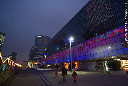 Edificios modernos de La Défense - París - FRANCIA. Foto No. 25015