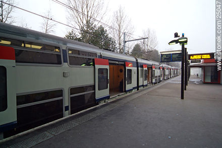 RER en la estación de Eurodisney - París - FRANCIA. Foto No. 25047