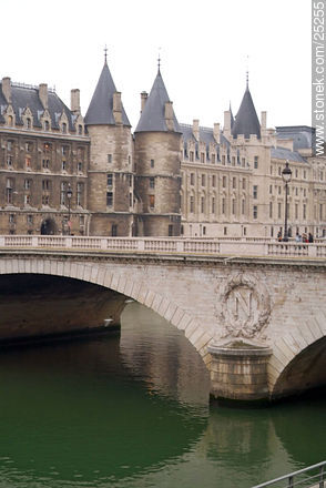 Pont au Change. Conciergerie en la Île de la Cité - París - FRANCIA. Foto No. 25255