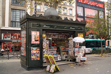 Quiosco de revistas en el Bd. de Clichy - París - FRANCIA. Foto No. 25855