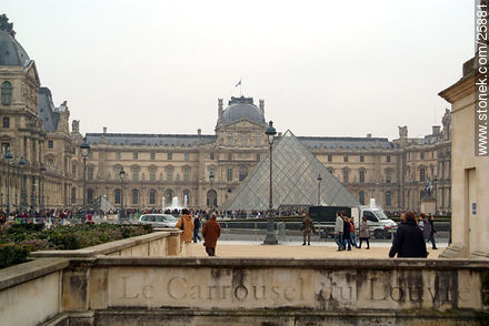 Le Carrousel du Louvre. La Pyramide - Paris - FRANCE. Photo #25881