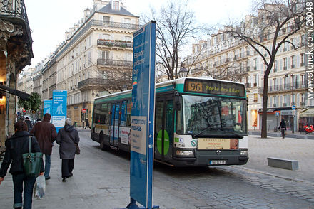 Rue François Miron. Sobre la derecha comienza la rue de Rivoli - París - FRANCIA. Foto No. 26048