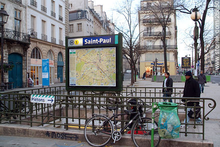 Est. St. Paul. A la derecha sale la rue de Rivoli. A la izquierda la rue François Miron - París - FRANCIA. Foto No. 26050
