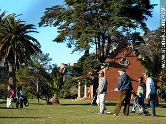 Juego en el Club de Golf. - Departamento de Montevideo - URUGUAY. Foto No. 4091
