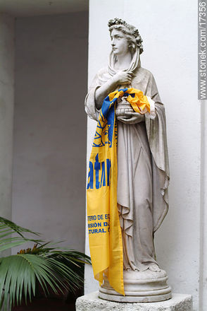 Estatua vestidas - Departamento de Montevideo - URUGUAY. Foto No. 17356