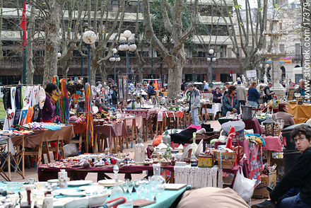 Feria de antigüedades en la Plaza Constitución (Matriz) - Departamento de Montevideo - URUGUAY. Foto No. 17379