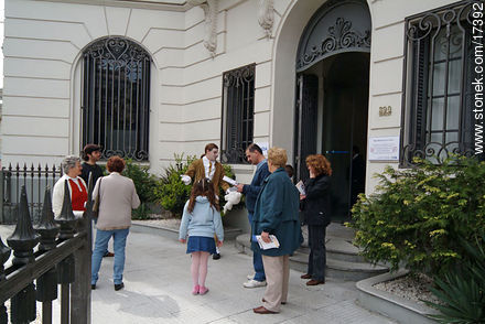 Frente a la Plaza Zabala - Departamento de Montevideo - URUGUAY. Foto No. 17392