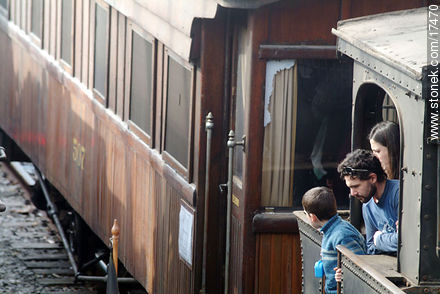 Familia de paseo en tren antiguo - Departamento de Montevideo - URUGUAY. Foto No. 17470