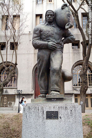 Monumento al estibador. Obra de L.B Pagani. 1930 - Departamento de Montevideo - URUGUAY. Foto No. 17498