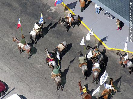 Gauchos a caballo - Departamento de Montevideo - URUGUAY. Foto No. 17591