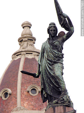 Estatua de la Libertad en la Avenida 18 de Julio - Departamento de Montevideo - URUGUAY. Foto No. 17661