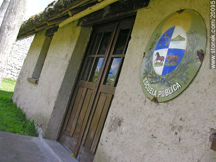 Escudo uruguayo en escuela pública - Departamento de Montevideo - URUGUAY. Foto No. 20095