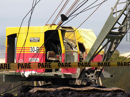 Grúa en una demolición - Punta del Este y balnearios cercanos - URUGUAY. Foto No. 20110