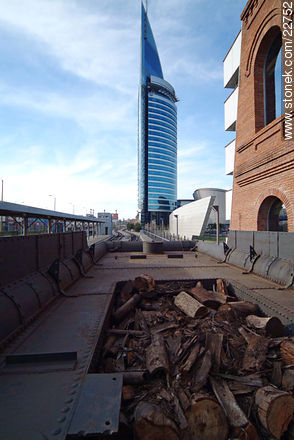 Madera para máquina a vapor. Torre Antel. - Departamento de Montevideo - URUGUAY. Foto No. 22752