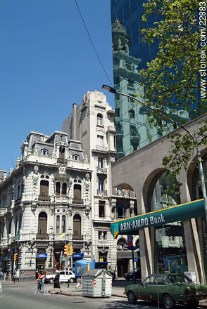 Banco República, ABN Amro - Departamento de Montevideo - URUGUAY. Foto No. 22883