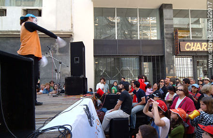 Espectáculo en la Plaza Constitución (Matriz) - Departamento de Montevideo - URUGUAY. Foto No. 22917