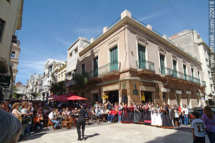 Espectáculos en la Peatonal Sarandí - Departamento de Montevideo - URUGUAY. Foto No. 22918