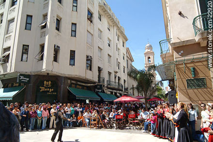 Espectáculos en la Peatonal Sarandí - Departamento de Montevideo - URUGUAY. Foto No. 22920