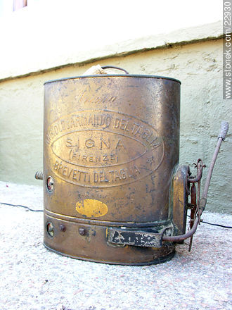 Dispensador de agua caliente. - Departamento de Montevideo - URUGUAY. Foto No. 22930