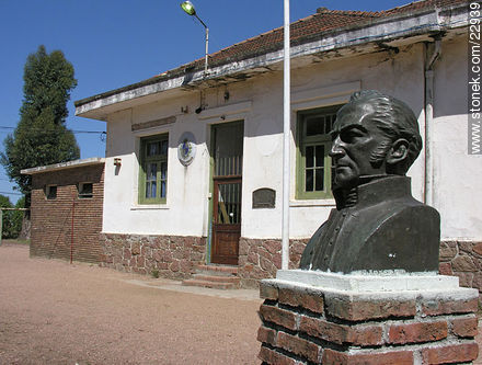 Escuela y busto de Artigas - Departamento de Montevideo - URUGUAY. Foto No. 22939