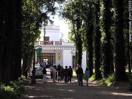 Galería de acceso a la quinta de Máximo Santos - Departamento de Montevideo - URUGUAY. Foto No. 23005