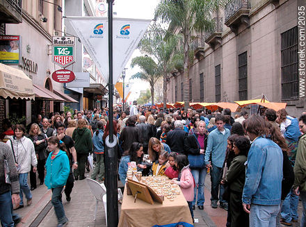 Sarandi pedestrian street. - Department of Montevideo - URUGUAY. Photo #2035