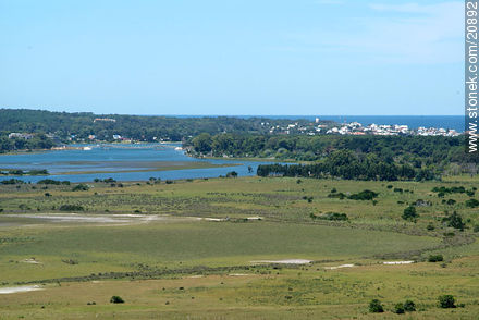 Bañados del Arroyo Maldonado. Al fondo el puente ondulante y La Barra - Punta del Este y balnearios cercanos - URUGUAY. Foto No. 20892