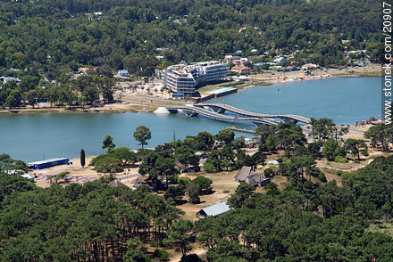 Puente ondulante de La Barra sobre el arroyo Maldonado - Punta del Este y balnearios cercanos - URUGUAY. Foto No. 20907