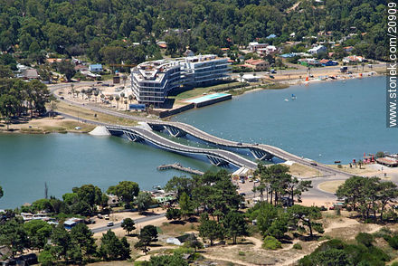 Puente ondulante de La Barra sobre el arroyo Maldonado - Punta del Este y balnearios cercanos - URUGUAY. Foto No. 20909