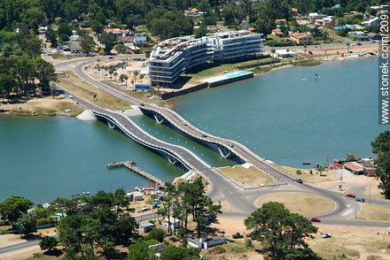 Puente ondulante de La Barra sobre el arroyo Maldonado - Punta del Este y balnearios cercanos - URUGUAY. Foto No. 20911
