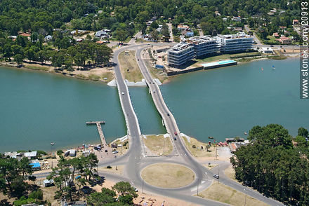 Puente ondulante de La Barra sobre el arroyo Maldonado - Punta del Este y balnearios cercanos - URUGUAY. Foto No. 20913