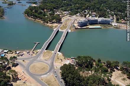 Puente ondulante de La Barra sobre el arroyo Maldonado - Punta del Este y balnearios cercanos - URUGUAY. Foto No. 20916