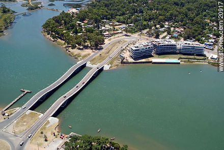 Puente ondulante de La Barra sobre el arroyo Maldonado - Punta del Este y balnearios cercanos - URUGUAY. Foto No. 20917