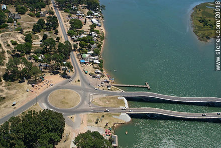 Puente ondulante de La Barra sobre el arroyo Maldonado - Punta del Este y balnearios cercanos - URUGUAY. Foto No. 20918