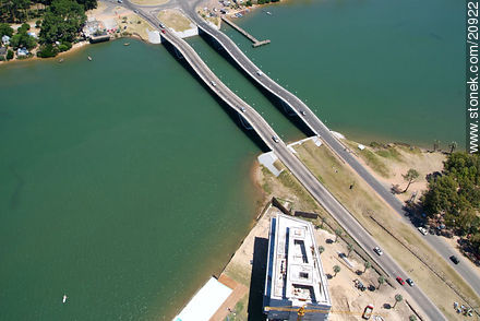 Puente ondulante Leonel Viera de La Barra sobre el arroyo Maldonado - Punta del Este y balnearios cercanos - URUGUAY. Foto No. 20922