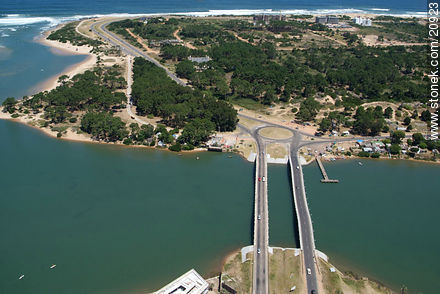 Puente ondulante de La Barra sobre el arroyo Maldonado - Punta del Este y balnearios cercanos - URUGUAY. Foto No. 20923