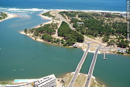 El placer. Puente ondulante de La Barra sobre el arroyo Maldonado - Punta del Este y balnearios cercanos - URUGUAY. Foto No. 20924