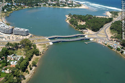 Puente ondulante de La Barra sobre el arroyo Maldonado - Punta del Este y balnearios cercanos - URUGUAY. Foto No. 20927