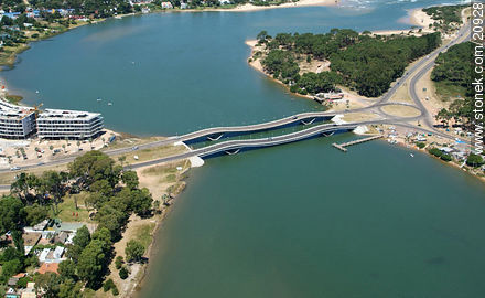 Puente ondulante de La Barra sobre el arroyo Maldonado - Punta del Este y balnearios cercanos - URUGUAY. Foto No. 20928
