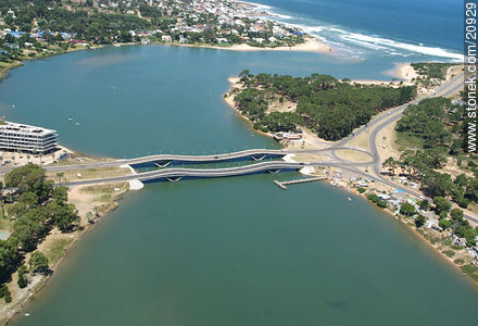 Puente ondulante de La Barra sobre el arroyo Maldonado - Punta del Este y balnearios cercanos - URUGUAY. Foto No. 20929
