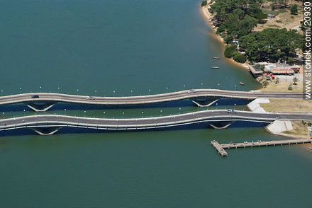 Puente ondulante de La Barra sobre el arroyo Maldonado - Punta del Este y balnearios cercanos - URUGUAY. Foto No. 20930