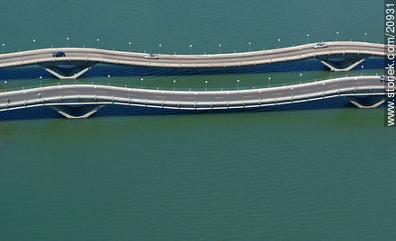Puente ondulante de La Barra sobre el arroyo Maldonado - Punta del Este y balnearios cercanos - URUGUAY. Foto No. 20931