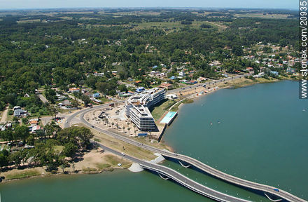 Puente ondulante de La Barra sobre el arroyo Maldonado - Punta del Este y balnearios cercanos - URUGUAY. Foto No. 20935