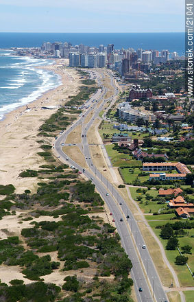 Playa Brava. Rambla Lorenzo Batlle Pacheco - Punta del Este y balnearios cercanos - URUGUAY. Foto No. 21041