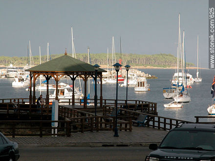 Puerto de Punta del Este. Al fondo la isla Gorriti - Punta del Este y balnearios cercanos - URUGUAY. Foto No. 625