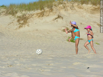 Fútbol infantil en la playa - Departamento de Maldonado - URUGUAY. Foto No. 22168