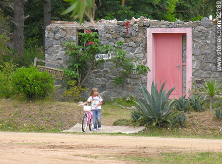 Niña y bicicleta - Departamento de Maldonado - URUGUAY. Foto No. 22189