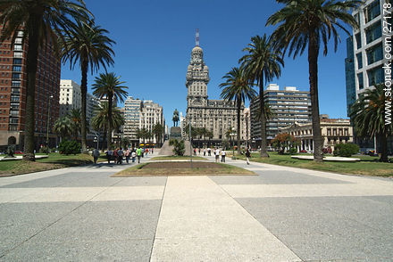 Plaza Independencia de Montevideo - Departamento de Montevideo - URUGUAY. Foto No. 27178