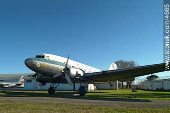 DC-3 de Pluna. Museo Aeronáutico (hasta 2013 en la zona del Mercado Modelo frente al Cilindro Municipal) - Departamento de Montevideo - URUGUAY. Foto No. 4665