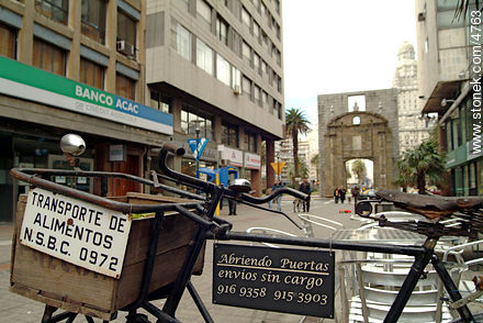 Peatonal Sarandí con vista a la Puerta de la Ciudadela. - Departamento de Montevideo - URUGUAY. Foto No. 4763
